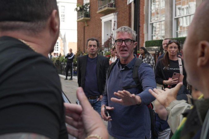 Chris Harvey pediu a bolsonaristas que respeitassem dia de funeral da rainha - (crédito: Giovanni Bello/BBC News Brasil) Chris Harvey pediu a bolsonaristas que respeitassem dia de funeral da rainha - (crédito: Giovanni Bello/BBC News Brasil)