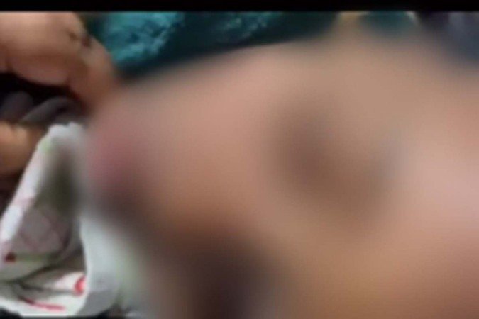 Criança de 5 anos chora ao contar para a mãe situações de racismo que vive na escola -  (crédito: Instagram/Reprodução)