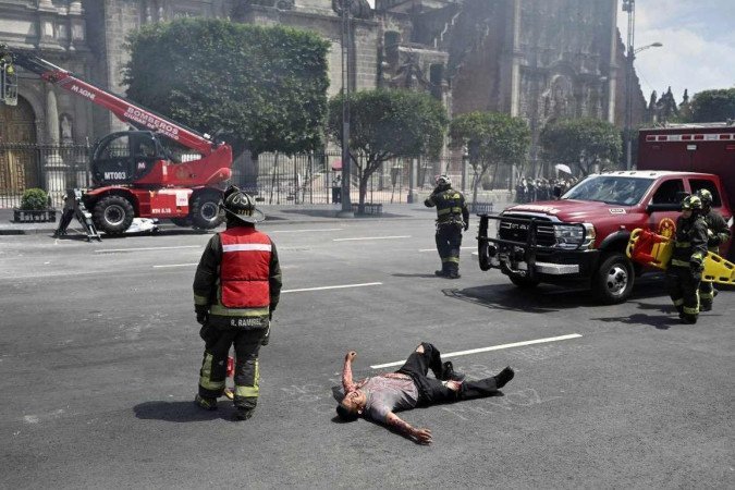  Fireghters take part in an earthquake drill at the Zocalo Square in Mexico City on September 19, 2022, as Mexico marks the anniversaries of the 1985 and 2017 deadly earthquakes. (Photo by ALFREDO ESTRELLA / AFP)
      Caption 