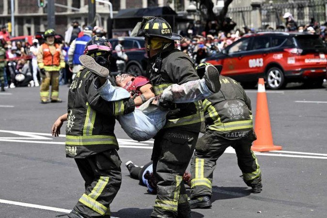  Fireghters take part in an earthquake drill at the Zocalo Square in Mexico City on September 19, 2022, as Mexico marks the anniversaries of the 1985 and 2017 deadly earthquakes. (Photo by ALFREDO ESTRELLA / AFP)
      Caption 