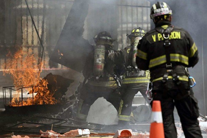  Fireghters take part in an earthquake drill at the Zocalo Square in Mexico City on September 19, 2022, as Mexico marks the anniversaries of the 1985 and 2017 deadly earthquakes. (Photo by ALFREDO ESTRELLA / AFP)
      Caption 