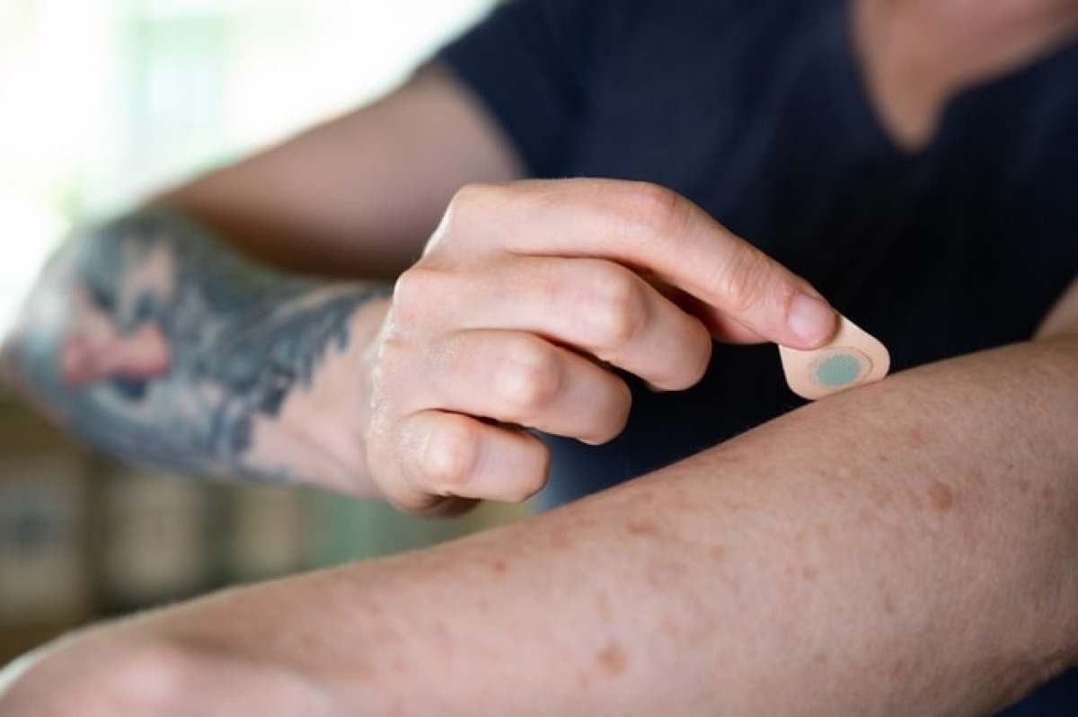 Medo de agulha: UFMG testa adesivos de pele para aplicação de vacinas