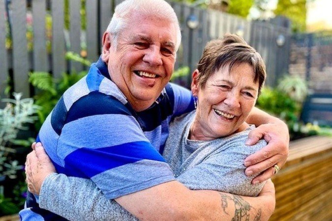 Jim e Margaret Mitchell foram trocados brevemente quando bebês na maternidade — e um encontro casual os uniu 20 anos depois - (crédito: BBC) Jim e Margaret Mitchell foram trocados brevemente quando bebês na maternidade — e um encontro casual os uniu 20 anos depois - (crédito: BBC)