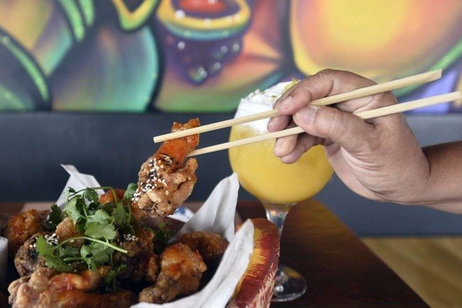  Divirta-se Restaurante Same prato Chikin Entradona Dorama. Suco detox  laranja com gengibre e limão.