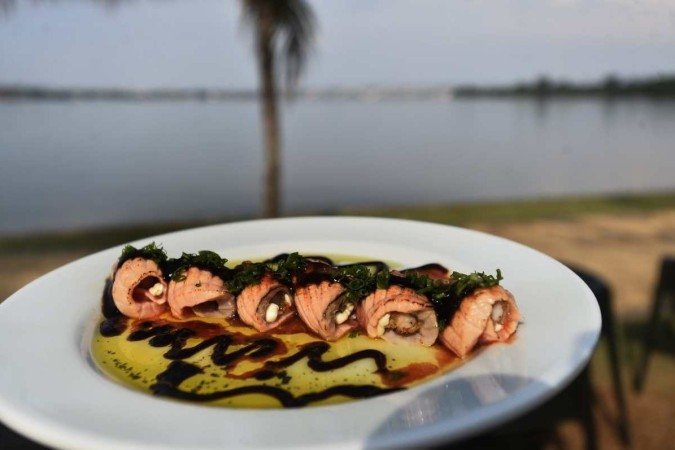  20/09/2022. Crédito: Minervino Júnior/CB/D.A Press. Brasil. Divirta-se Restaurante Sohu no Pontão do Lago Sul. Prato Sohomaki de Camarão.