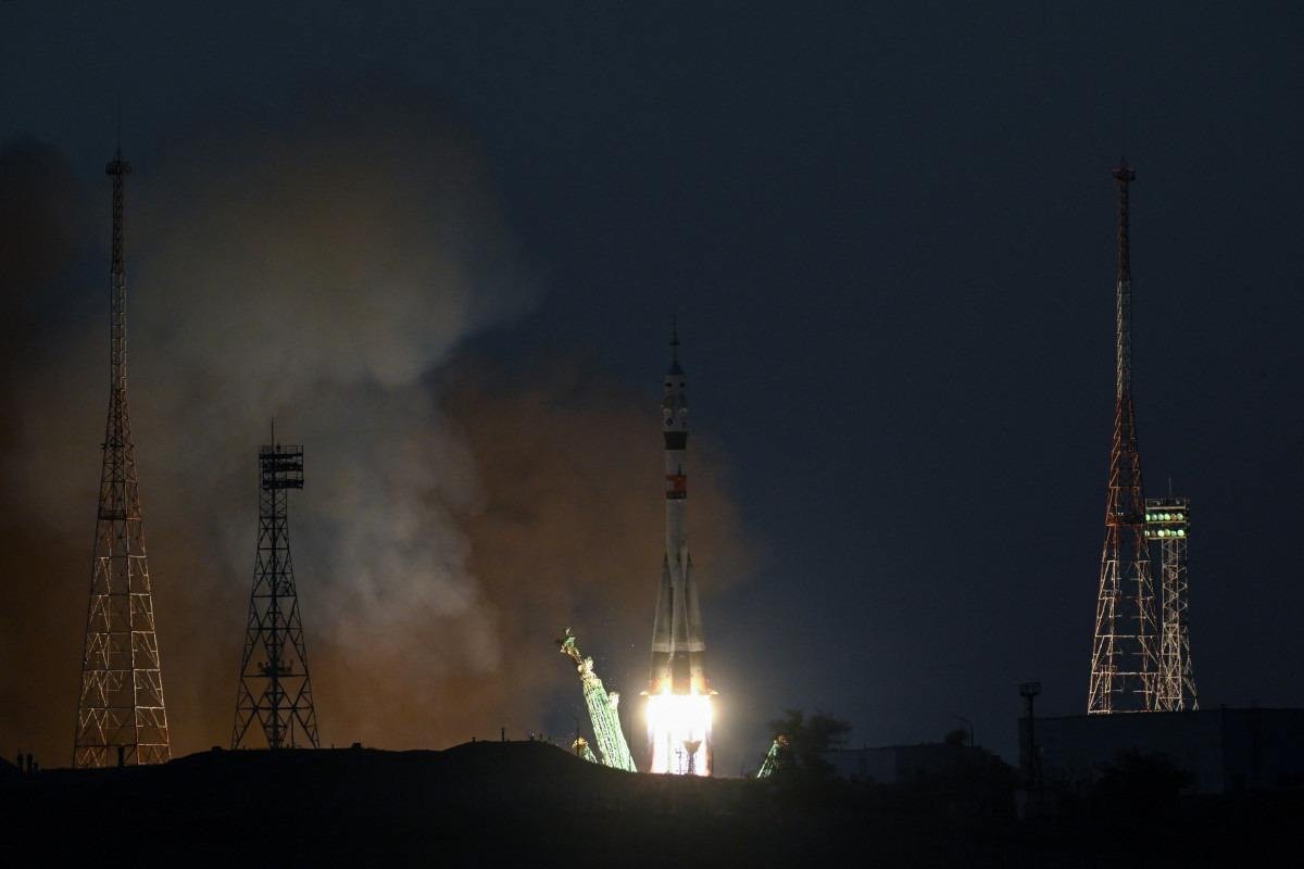 Foguete Soyuz decola para a ISS com dois russos e um americano a bordo