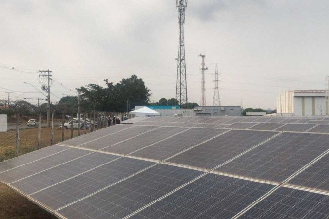 Energia solar: em Uberlândia, uma unidade instalada em área industrial permite economia na conta dos usuários da rede elétrica sem, inclusive, emitir poluentes - (crédito: Michelle Portela / CB / DA.Press) Energia solar: em Uberlândia, uma unidade instalada em área industrial permite economia na conta dos usuários da rede elétrica sem, inclusive, emitir poluentes - (crédito: Michelle Portela / CB / DA.Press)