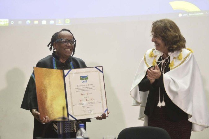 Sueli Carneiro recebe o diploma de doutora Honoris Causa da reitora da UnB, Márcia Abrahão - (crédito: Minervino Júnior/CB/D.A.Press) Sueli Carneiro recebe o diploma de doutora Honoris Causa da reitora da UnB, Márcia Abrahão - (crédito: Minervino Júnior/CB/D.A.Press)