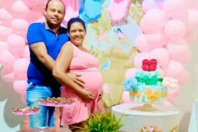 De acordo com Roseni, Everton Leite, seu marido, recebeu a notícia da gravidez dos quatro bebês com euforia - (crédito: Reprodução/TikTok evertonleite278) De acordo com Roseni, Everton Leite, seu marido, recebeu a notícia da gravidez dos quatro bebês com euforia - (crédito: Reprodução/TikTok evertonleite278)
