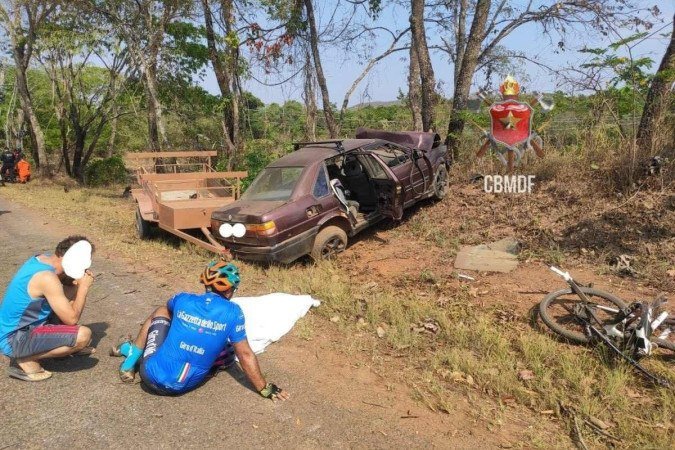 Ciclista morre ao ser atropelada no acostamento da DF-280, na manhã desta quarta-feira (21/9) - (crédito: Divulgação/CBMDF) Ciclista morre ao ser atropelada no acostamento da DF-280, na manhã desta quarta-feira (21/9) - (crédito: Divulgação/CBMDF)