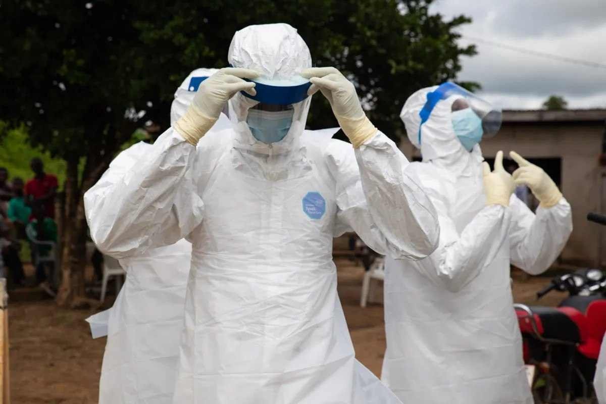 Uganda declara surto de ebola após seis mortes suspeitas no país