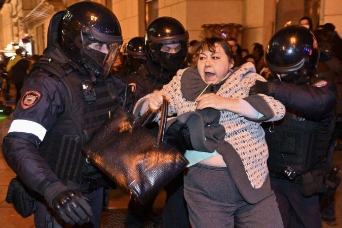Policiais detêm mulher em Moscou, durante manifestação contra a mobilização de 300 mil reservistas 
