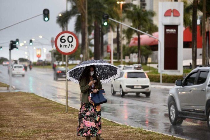 Chuva em Brasília, na W3 Norte - (crédito: Minervino Júnior/CB/D.A.Press) Chuva em Brasília, na W3 Norte - (crédito: Minervino Júnior/CB/D.A.Press)