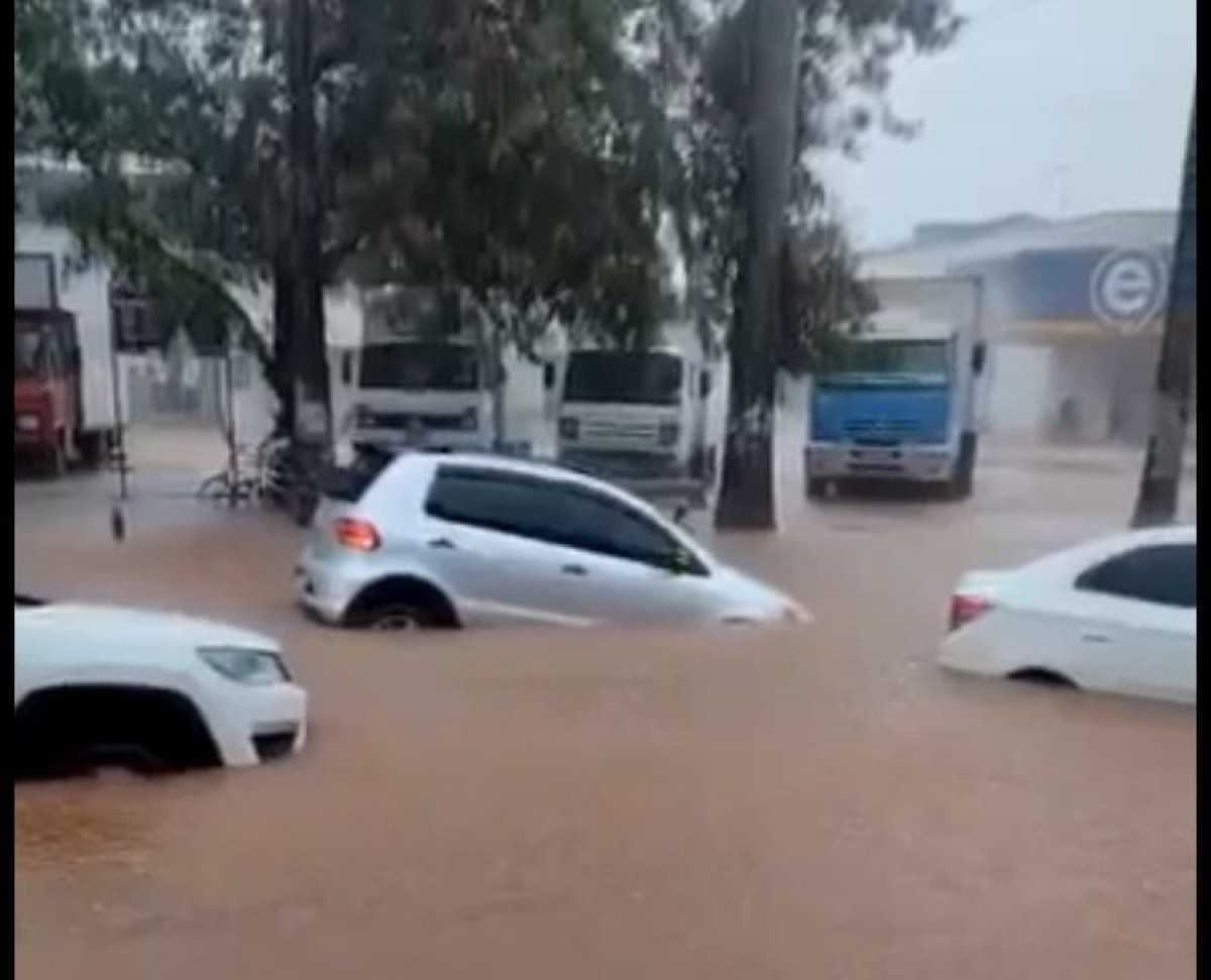 Fortes chuvas causam estragos em Planaltina de Goiás; Veja vídeos