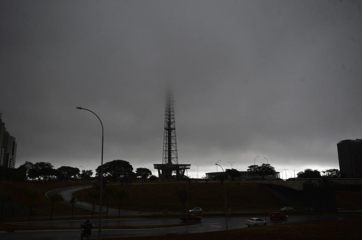  22/09/2022. Crédito: Minervino Júnior/CB/D.A Press. Brasil.  Brasilia - DF. Chuva em Brasília. Torre de TV.