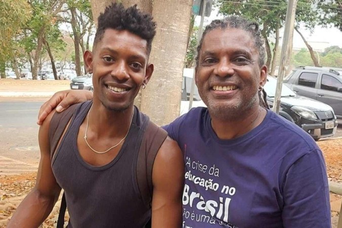 Nelson Inocêncio ao lado do filho Kiluanji, 24 anos. Abaixo, capas do Correio contam momentos emblemáticos da universidade que o professor testemunhou
