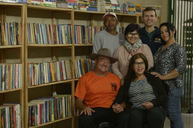  22/09/2022 Crédito: Carlos Vieira/CB/D. A. Press. Brasil. Brasília - DF. Feira Literária
Dilma Mendes com grupo do projeto de feira literária
      