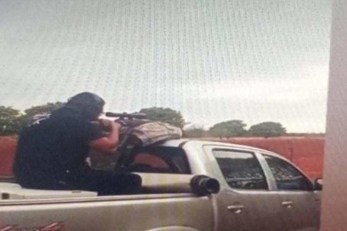 Em um vídeo publicado no Instagram, os sócios aparecem em cima de uma caminhonete em posse de armas de longo alcance - (crédito: Material cedido ao Correio) Em um vídeo publicado no Instagram, os sócios aparecem em cima de uma caminhonete em posse de armas de longo alcance - (crédito: Material cedido ao Correio)