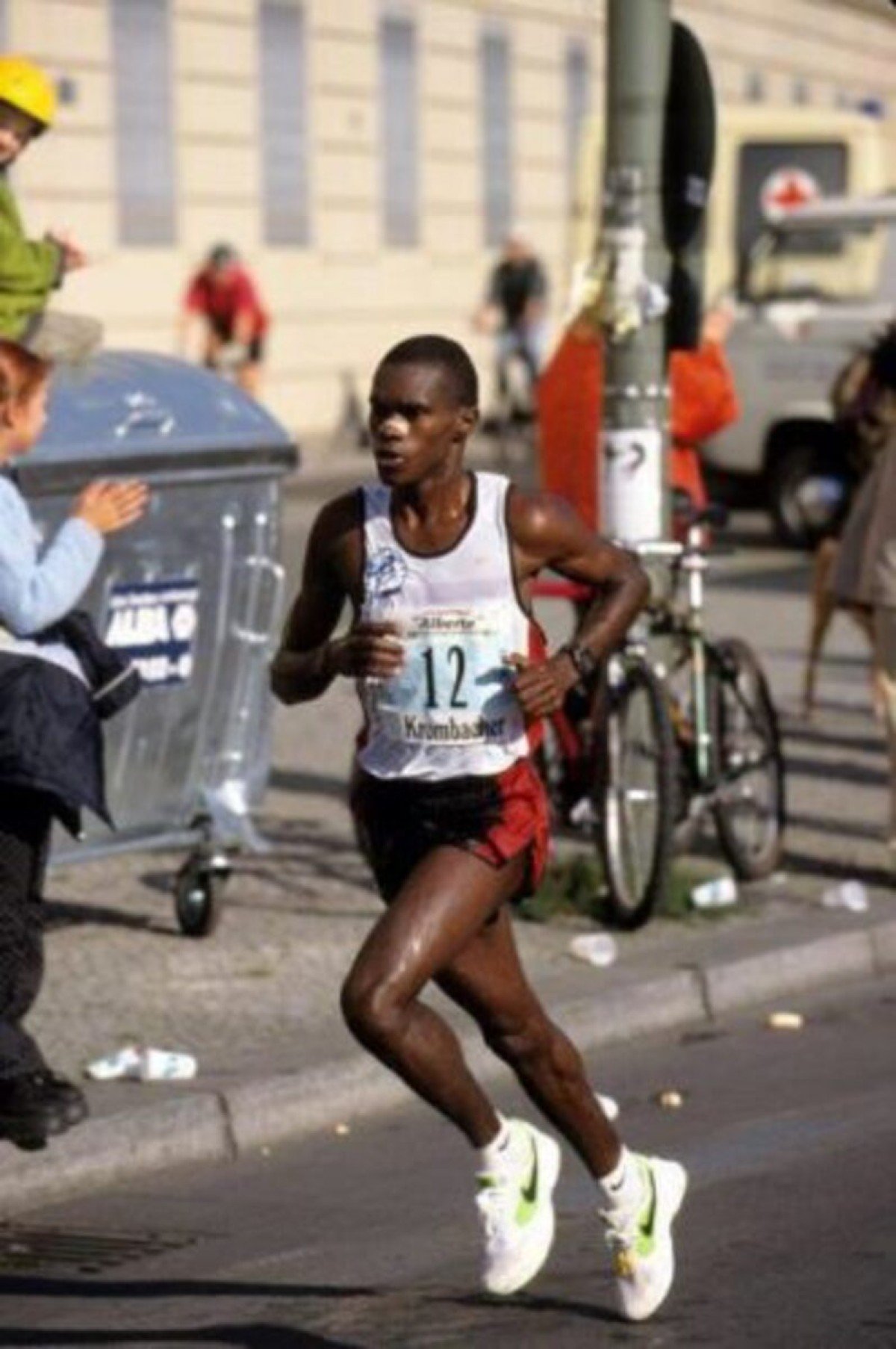 Brasileiro Ronaldo da Costa durante vit&oacute;ria com recorde mundial na Maratona de Berlim