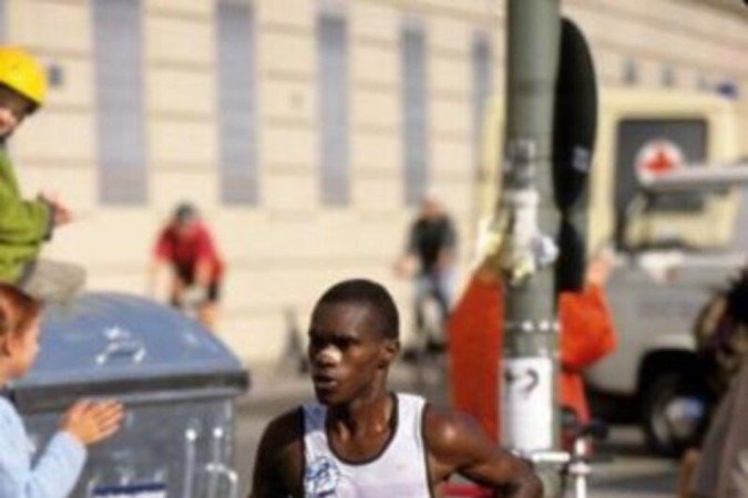 Brasileiro Ronaldo da Costa durante vitória com recorde mundial na Maratona de Berlim