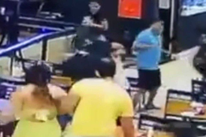 Antes de puxar os cabelos de Karolayne Santana, o militar acertou um soco no rosto de outra mulher. - (crédito: Reprodução) Antes de puxar os cabelos de Karolayne Santana, o militar acertou um soco no rosto de outra mulher. - (crédito: Reprodução)