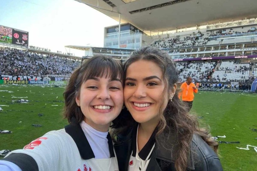 Klara Castanho e Maisa comemoram juntas título do Corinthians