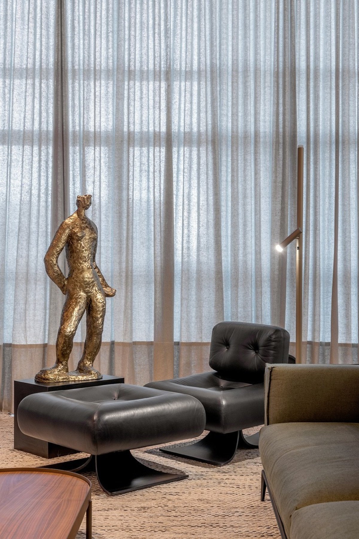 Escultura no espaço criado por Hélio Albuquerque 