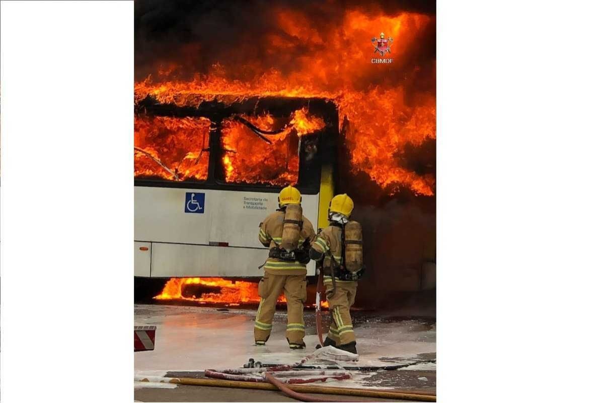 Incêndio atinge quatro ônibus na garagem da Pioneira; veja vídeo
