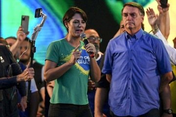 Bolsonaro cumpre a pena de 27 anos e 3 meses em prisão domiciliar temporária desde a alta hospitalar, em 27 de março -  (crédito: MAURO PIMENTEL/AFP)