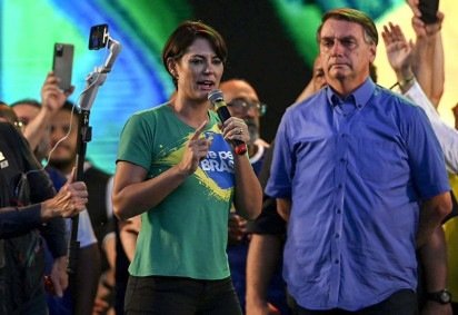 Bolsonaro cumpre a pena de 27 anos e 3 meses em prisão domiciliar temporária desde a alta hospitalar, em 27 de março -  (crédito: MAURO PIMENTEL/AFP)