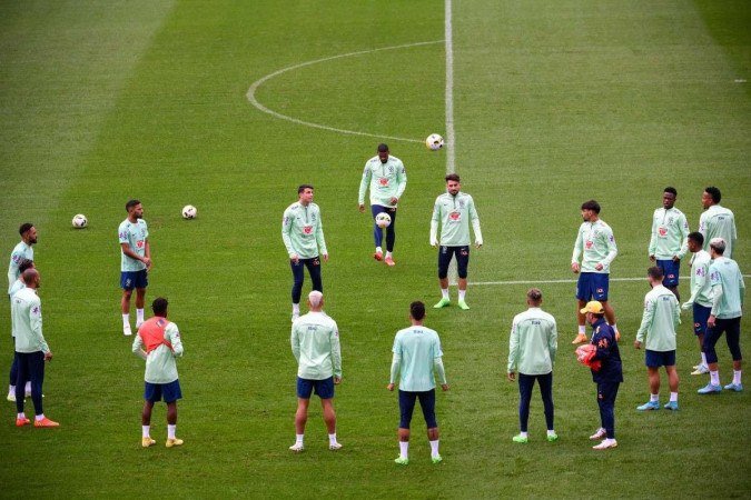 De olho no amistoso desta terça, jogadores da seleção brasileira se preparam para nova mudança tática no time, preparada pelo técnico Tite - (crédito: AFP) De olho no amistoso desta terça, jogadores da seleção brasileira se preparam para nova mudança tática no time, preparada pelo técnico Tite - (crédito: AFP)
