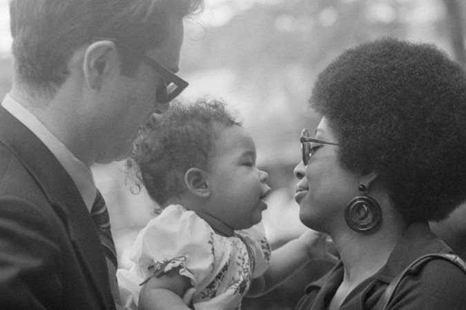 Rebecca Walker, fotografada ao lado dos pais, iria puxar a terceira onda do feminismo.
crédito: GETTY IMAGES
- Rebecca Walker, fotografada ao lado dos pais, iria puxar a terceira onda do feminismo.
crédito: GETTY IMAGES
-