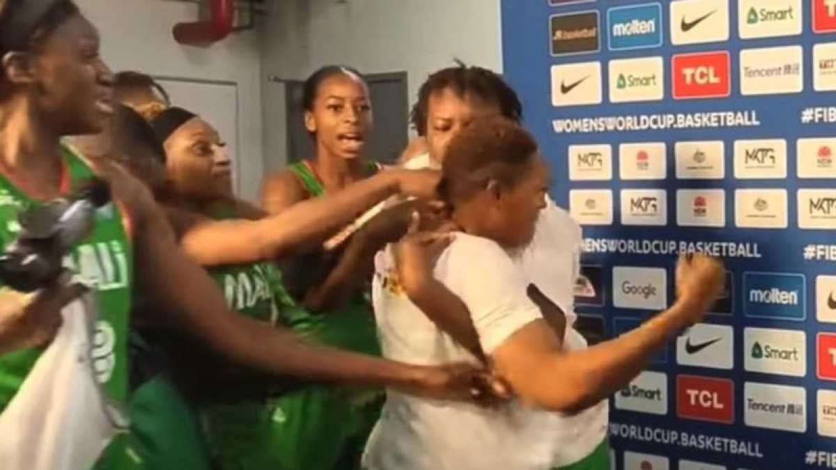 Jogadoras de Mali quebram o pau entre si no Mundial de Basquete feminino