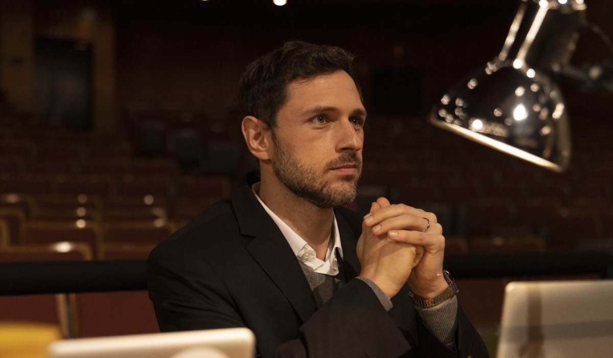 Ator Guilherme Magon em cena da série O coro: Sucesso, aí vou eu