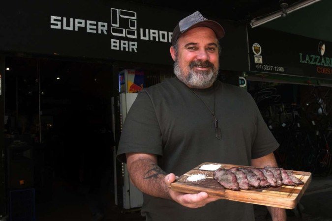 Chef Tonico Lichtszejn, do Superquadra Bar. Porção de maminha assada e defumada - (crédito: Ed Alves/CB/D.A Press) Chef Tonico Lichtszejn, do Superquadra Bar. Porção de maminha assada e defumada - (crédito: Ed Alves/CB/D.A Press)