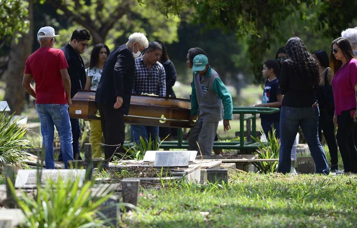 Policial federal assassinado na Asa Norte é sepultado em Brasília