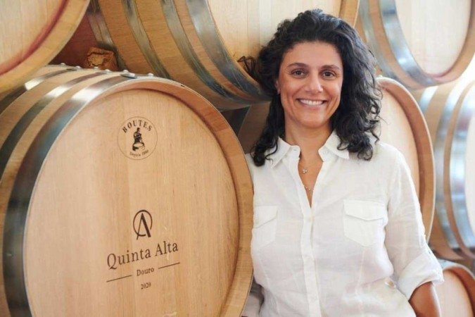 Depois de trocar o Brasil por Portugal, há mais de cinco anos, a historiadora e especialista em marketing político Fernanda Zuccaro deu uma grande guinada em sua vida e, hoje, se sente realizada com sua vinícola, que nesta temporada produzirá cerca de 40 mil garrafas. Além de abastecer o mercado interno, parte da produção será exportada para Canadá, Luxemburgo, Israel e Brasil.  -  (crédito: Pedro Dias/ Divulgação )