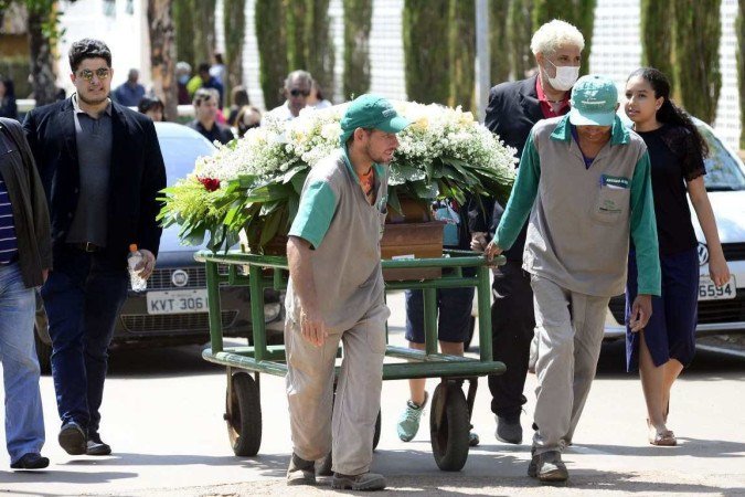  28/09/2022 Crédito: Marcelo Ferreira/CB/D.A Press. Brasil. Brasilia - DF -  Cemitério Campo da Esperança Asa Sul. Enterro do polcial Raimundo Alberto Lago Rosa assassinado na 411 Norte.