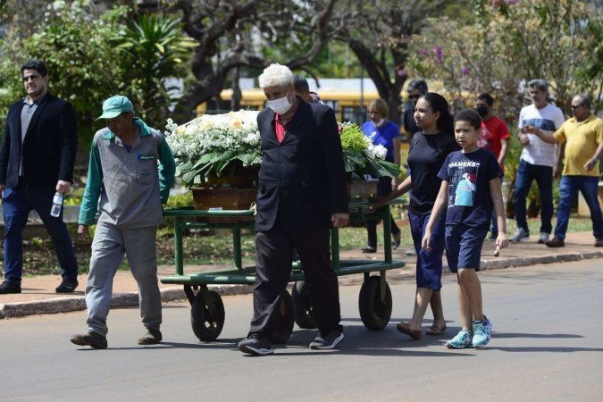  28/09/2022 Crédito: Marcelo Ferreira/CB/D.A Press. Brasil. Brasilia - DF -  Cemitério Campo da Esperança Asa Sul. Enterro do polcial Raimundo Alberto Lago Rosa assassinado na 411 Norte.
