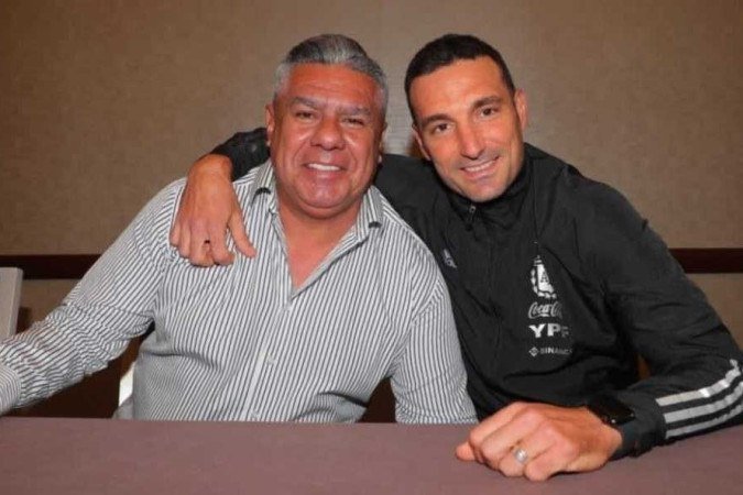 O presidente da AFA (Claudio Tapia, esquerda) confirma a ampliação do vínculo com Lionel Scaloni em postagem de foto abraçado com o treinador - (crédito: Twitter/@tapiachiqui) O presidente da AFA (Claudio Tapia, esquerda) confirma a ampliação do vínculo com Lionel Scaloni em postagem de foto abraçado com o treinador - (crédito: Twitter/@tapiachiqui)