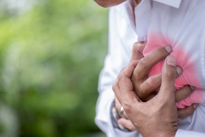 Dor no peito e formigamento em partes do corpo estão entre os principais sintomas de infarto - (crédito: Getty Images) Dor no peito e formigamento em partes do corpo estão entre os principais sintomas de infarto - (crédito: Getty Images)