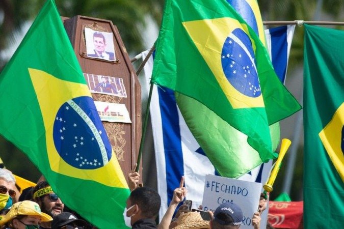 Apoiadores do presidente brasileiro Jair Bolsonaro em protesto em Brasília.
crédito: GETTY IMAGES
- Apoiadores do presidente brasileiro Jair Bolsonaro em protesto em Brasília.
crédito: GETTY IMAGES
-