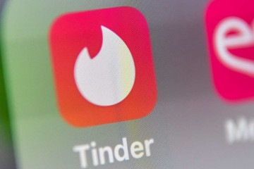 O Tinder é usado por pessoas que buscam um novo relacionamento, saídas casuais ou até mesmo uma nova amizade -  (crédito: DENIS CHARLET/AFP)