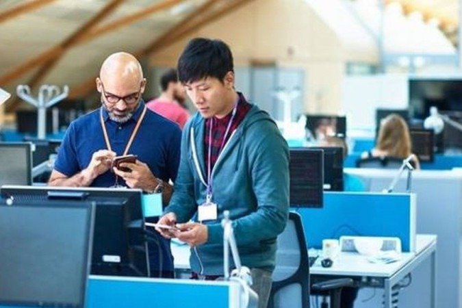 Ter competências digitais antes significava ter conhecimento básico de computadores. Mas, agora, é preciso trabalhar de forma adaptável e estratégica usando diversas ferramentas, aparelhos e plataformas.
crédito: GETTY IMAGES
- Ter competências digitais antes significava ter conhecimento básico de computadores. Mas, agora, é preciso trabalhar de forma adaptável e estratégica usando diversas ferramentas, aparelhos e plataformas.
crédito: GETTY IMAGES
-