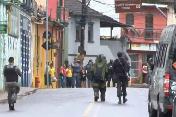 Esquadrão antibomba em operação após ataque ao município de Santa Leopoldina (ES), nesta sexta-feira (30/9) - (crédito: Reprodução/TV Gazeta) Esquadrão antibomba em operação após ataque ao município de Santa Leopoldina (ES), nesta sexta-feira (30/9) - (crédito: Reprodução/TV Gazeta)
