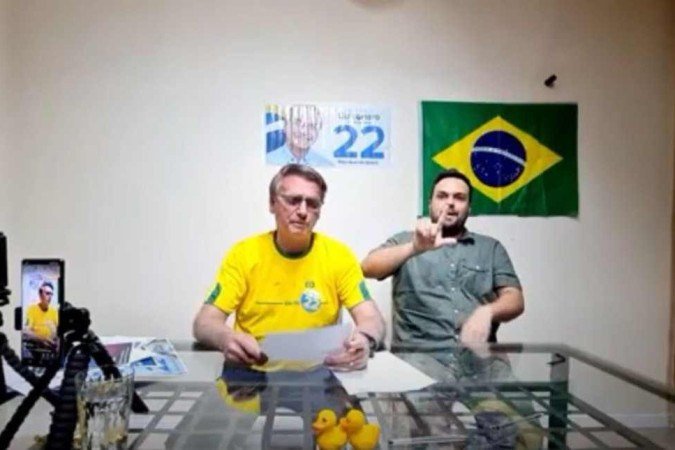 Bolsonaro também aproveitou a live para criticar o programa de governo de Lula - (crédito: Reprodução/Youtube @Jair Bolsonaro) Bolsonaro também aproveitou a live para criticar o programa de governo de Lula - (crédito: Reprodução/Youtube @Jair Bolsonaro)
