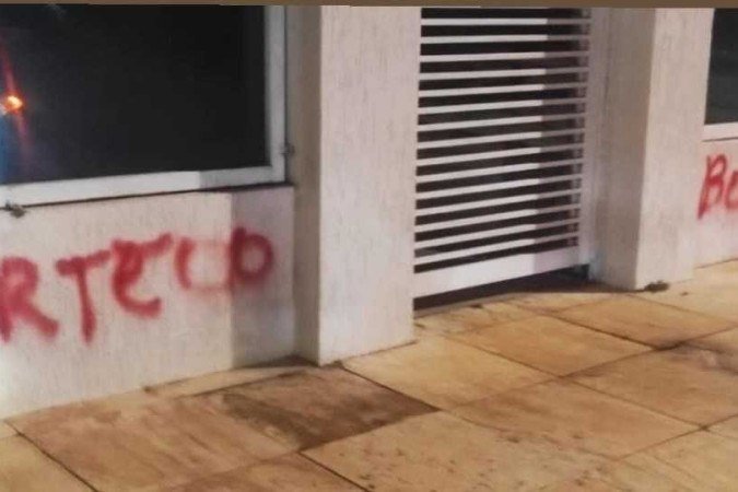 Pichação em casa de Jair Renan 