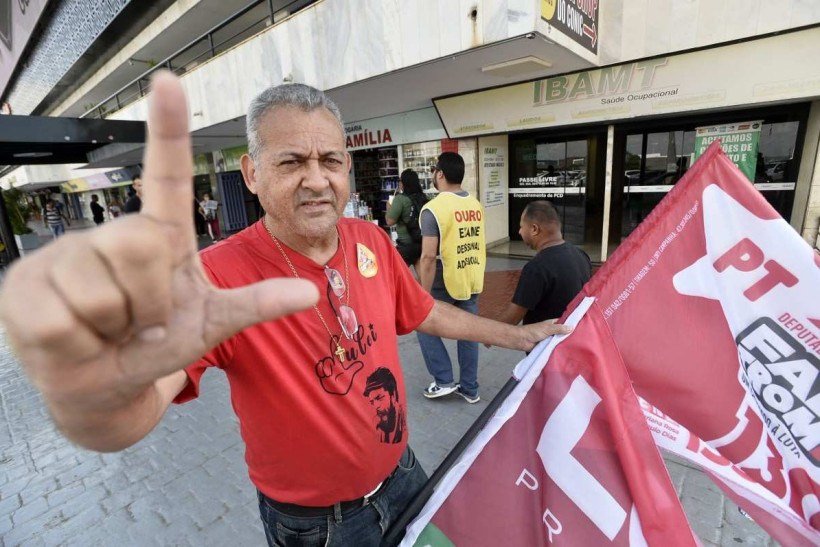 Servidor aposentado, Joaquim Rodrigues vota em Lula pela pol&iacute;tica para os mais pobres