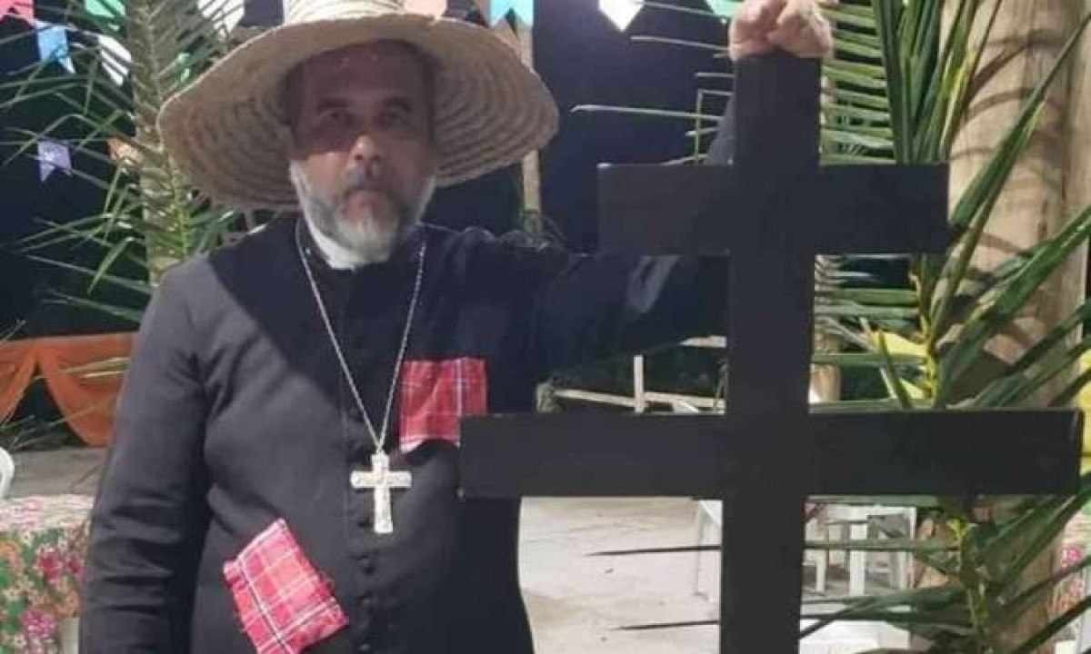 Soraya posta foto do Padre Kelmon em festa junina: 'Não menti'