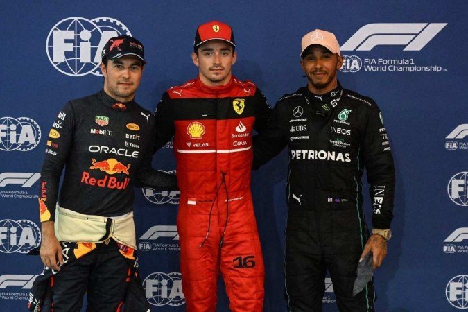 Em sessão diferente, o vice-líder Charles Leclerc (no centro) consegue importante pole position em Cingapura - (crédito: AFP) Em sessão diferente, o vice-líder Charles Leclerc (no centro) consegue importante pole position em Cingapura - (crédito: AFP)